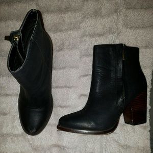 UO Black heeled booties with side zipper
