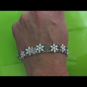 ❄️ Beautiful and delicate snowflake bracelet. NWOT