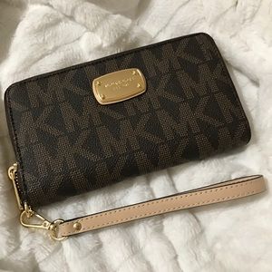 Brand NWT Authentic Brown MK Signature Wristlet