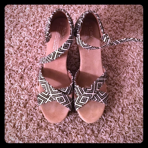 Toms patterned wedges size 8