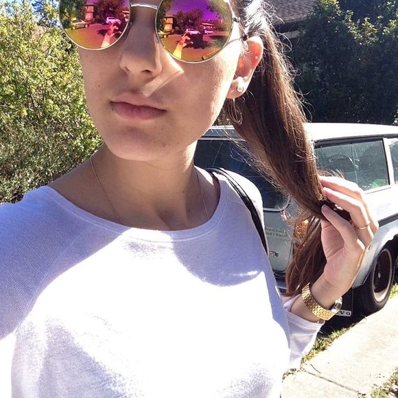 Meet your Posher, Larissa