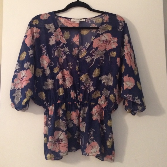 Cute floral top!