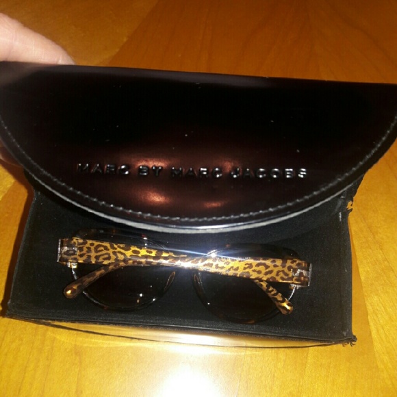 MARC JACOBS SUNGLASSES HOLDER