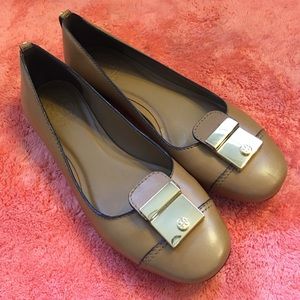 New Tory Burch neutral tan / gold flats size 7