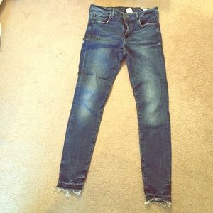 SKINNY FRAYED EDGE JEANS