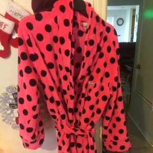 Vs pink robe. new without tags.