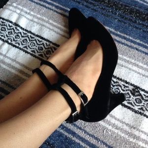Vienna cava velvet strapped heels