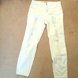 WHITE BOYFRIEND RIPPED SKINNYS