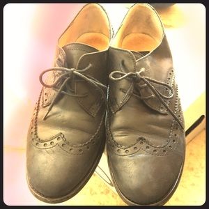 Selling a pair of oxford style shoes. Size is 8.