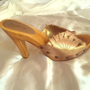 Wooden heal with gold leather size 7