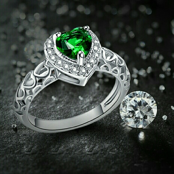 Emerald Heart Of The Ocean Ring 18k gold