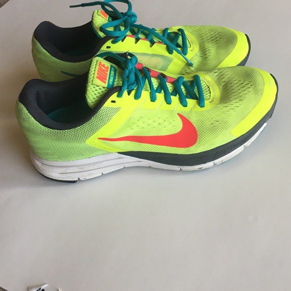 NIKE Size 8 women's running structure 17 neon