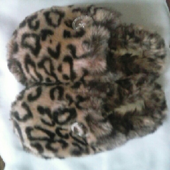 Fuzzy leopard Michael Kors slippers
