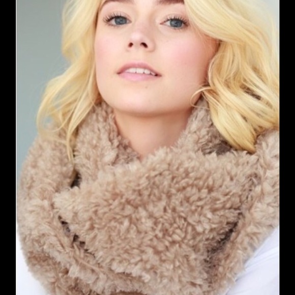 Chunky Super Soft Fur Infinity Scarf - Picture 4 of 4