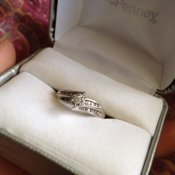 10K White Gold Promise Ring - Picture 1 of 1