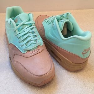 Mint and Tan Nike Air Max size 9