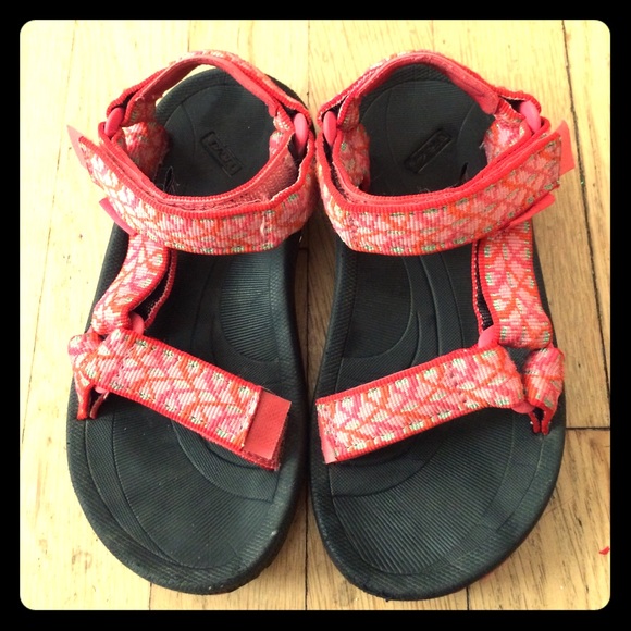 Girl's Teva's! ☀️🏖