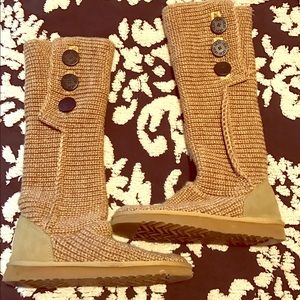 Ugg Cardy Triple Bailey Button in Oatmeal
