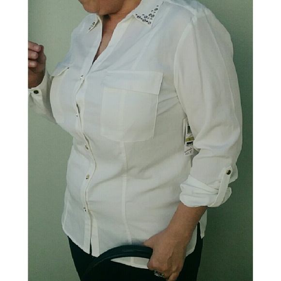 White button down top w/ detail collar