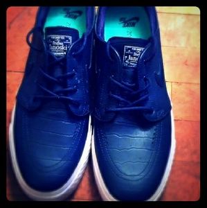 Blue top white bottom nike van's