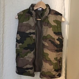 Boys camo puffer vest.