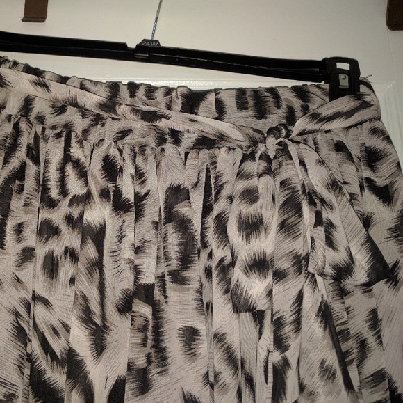 Maxi skirt in a great animal print. - Picture 2 of 4