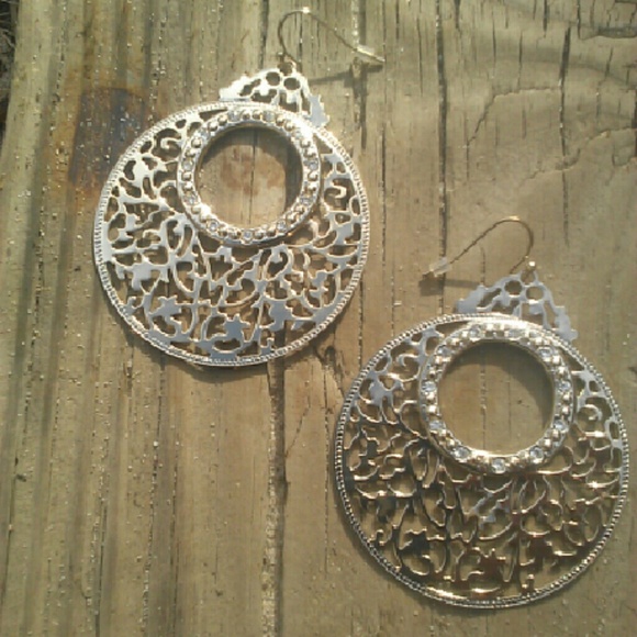 Avon filigree hoop earrings new in box.