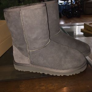 CLASSIC GRAY UGGS
