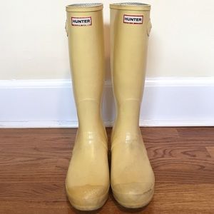Yellow Hunter Boots, beat up and old! Size 11