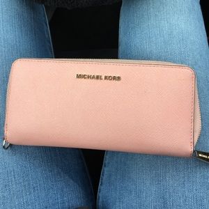 Ballet pink Michael Kors Jet Set wallet