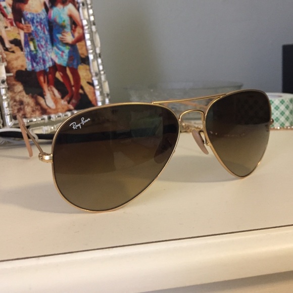 Practically new Ray-Ban aviators. No damage. main image 4