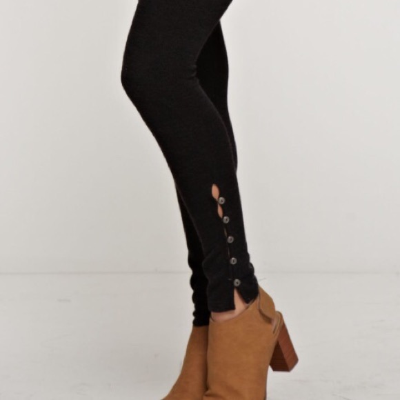 Cute as a Button Leggings - Picture 4 of 4