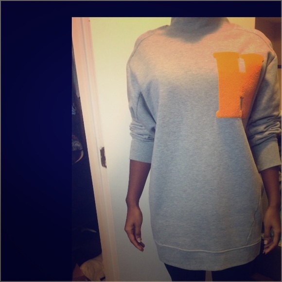 Oversized grey sweater w/ orange H on front.