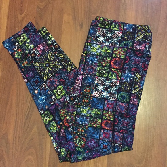 LulaRoe Leggings TC Black Background NEW