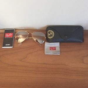 Mirrored gold Ray Ban's