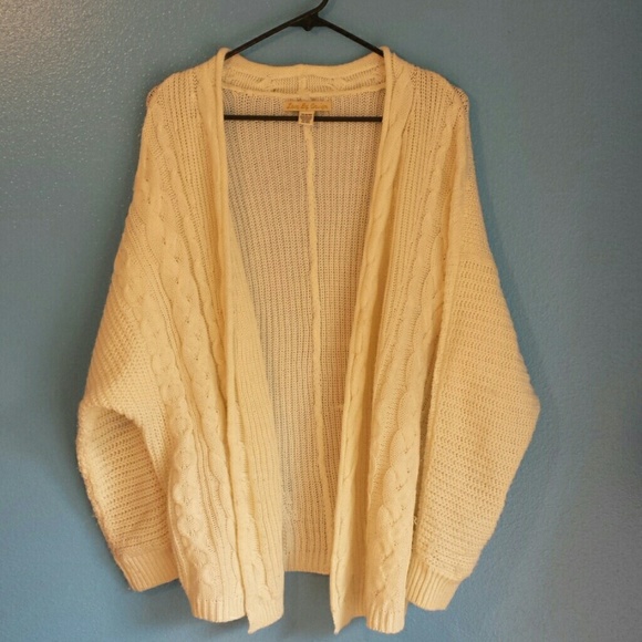 🚫HOLDING🚫 -- Fashion Sweater