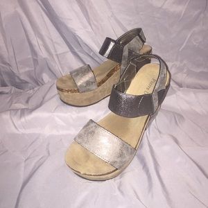 Pierre Dumas Gray Wedges