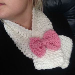 White Knitted Scarf with Pink Bow Latch Button