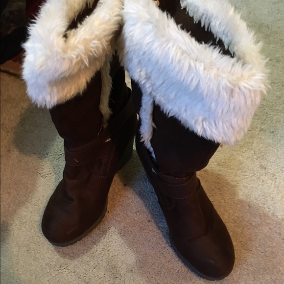 American Eagle size 6 1/2 fur boots