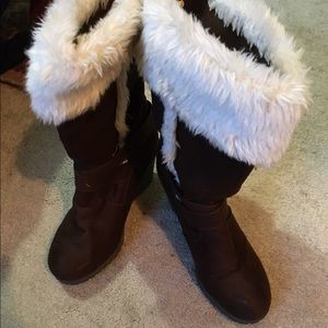 American Eagle size 6 1/2 fur boots