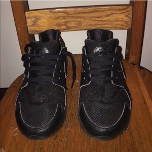 All Black Nike Huaraches