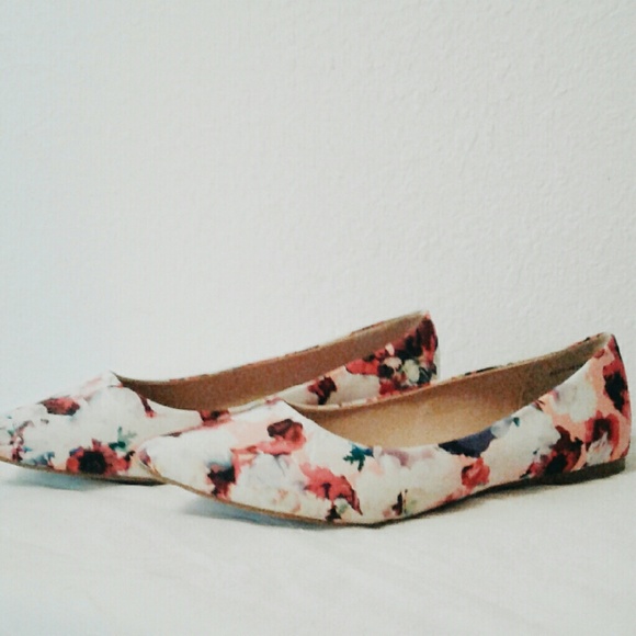 POINTED FLORAL FLATS