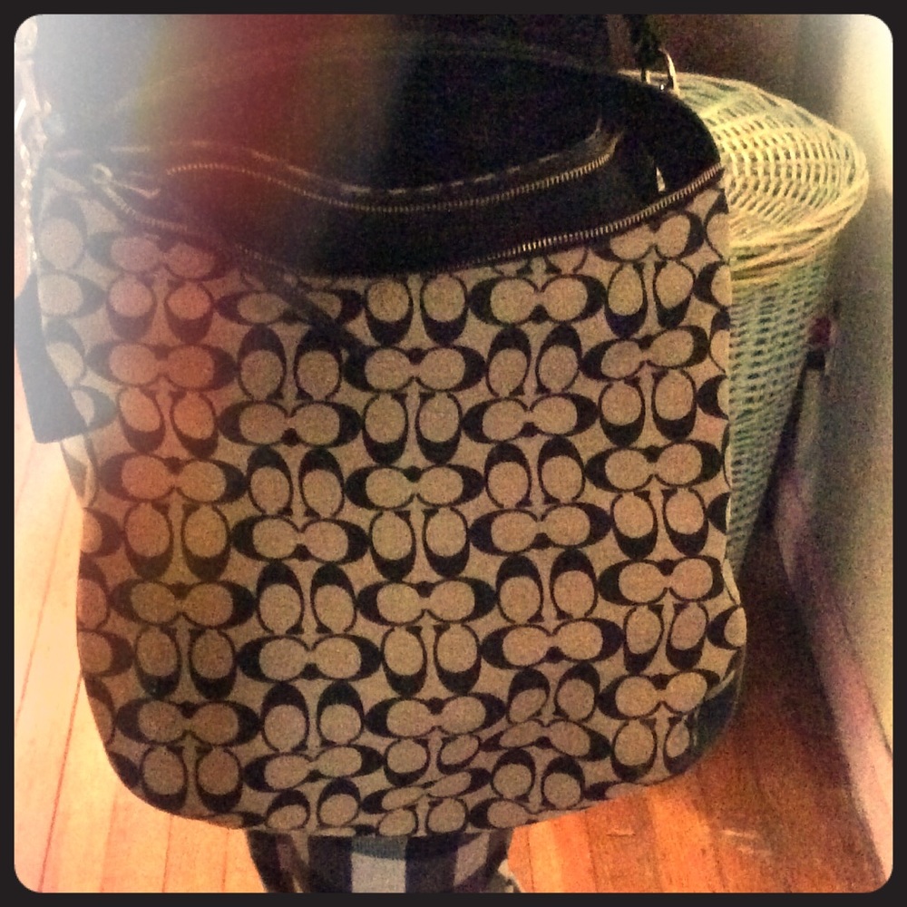 Tan w/dark brown signatureCs 🌟COACH🌟 crossbody👜