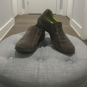 Women's size 7 Clarks grey and green