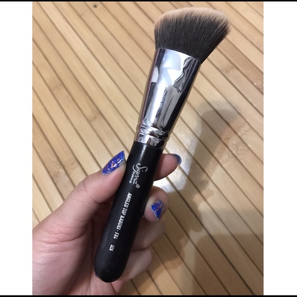 SIGMA F84 ANGLED TOP KABUKI BRUSH