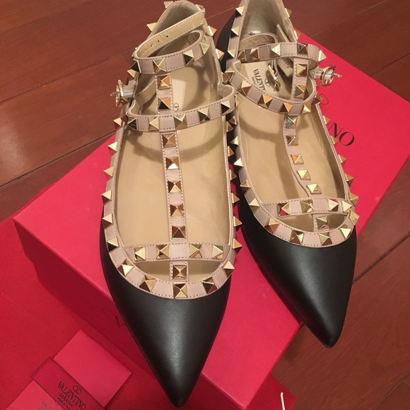 SOLD! GORGEOUS $975 NIB Valentino Caged Rockstud