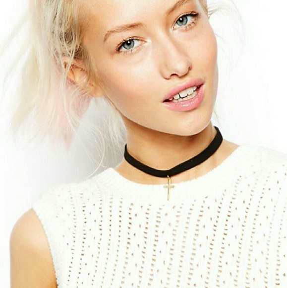⭐NEW! Simply Chic Gold Cross Choker Necklace - Picture 3 of 4