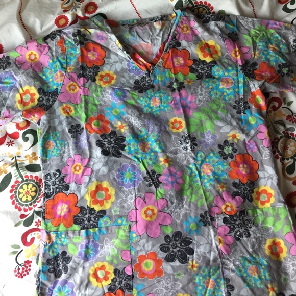 Sold🚫Scrub top grey with 🌺