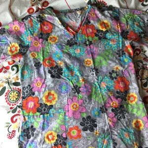 Sold🚫Scrub top grey with 🌺