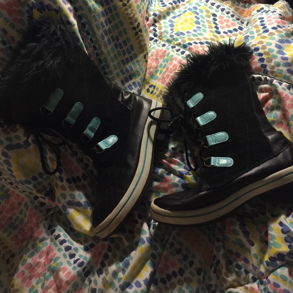 Girls lace up snow boots.